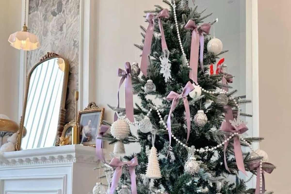 stanza con albero di natale