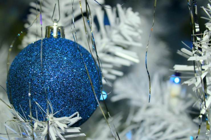 pallina natalizia blu su albero di natale