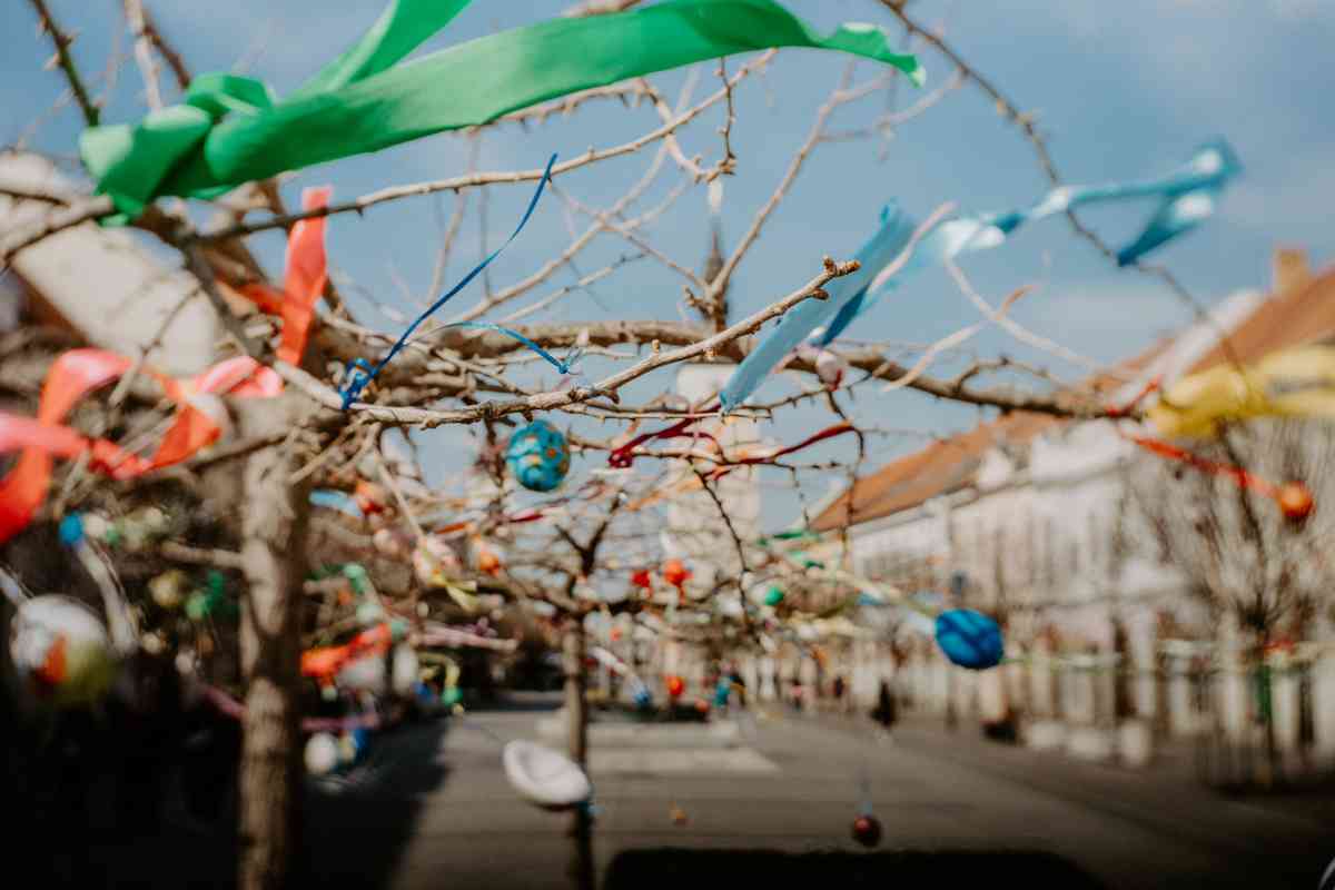 un albero addobbato per pasqua nella piazza di una cittadina