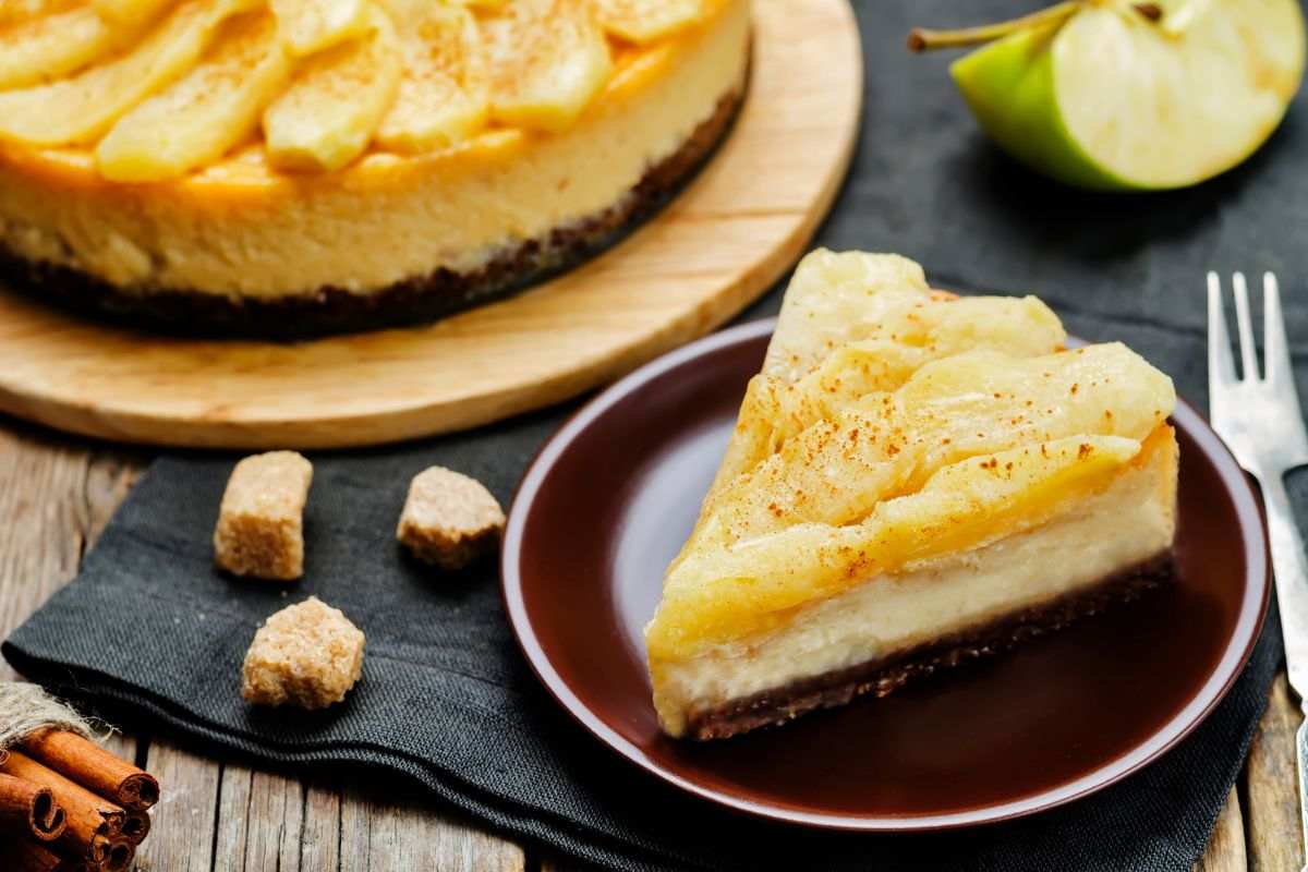 fetta di cheesecake mela e cannella