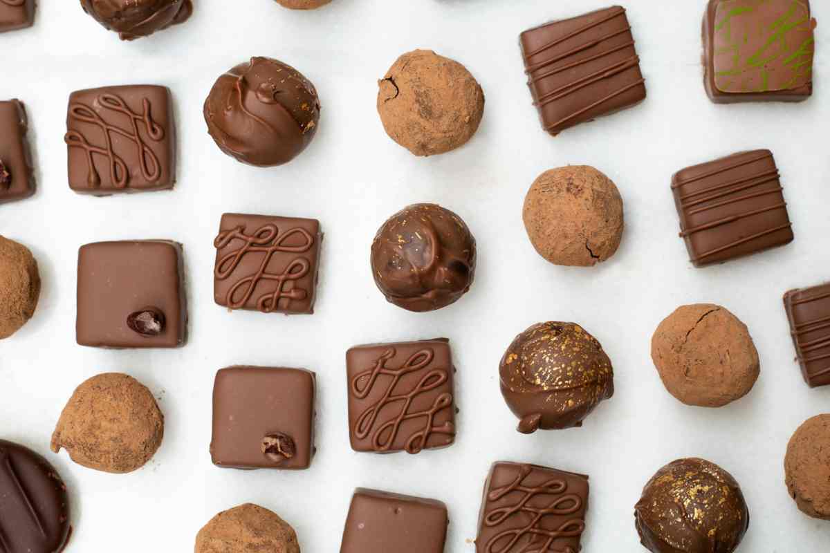 Cioccolatini distesi su un panno bianco