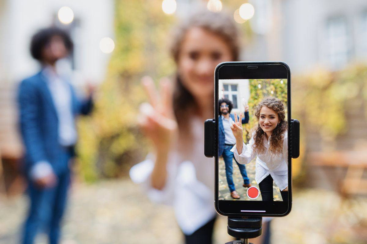 persone che si riprendono con il telefono