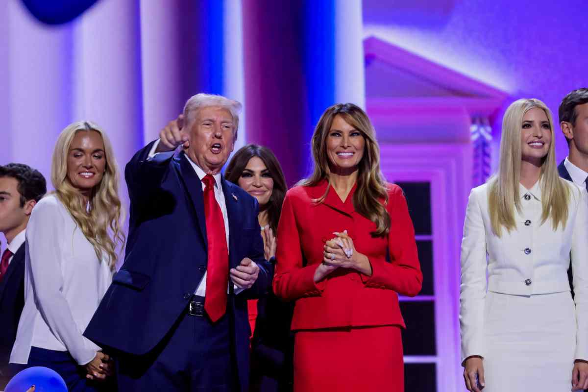 Donald e Melania Trump con altre donne