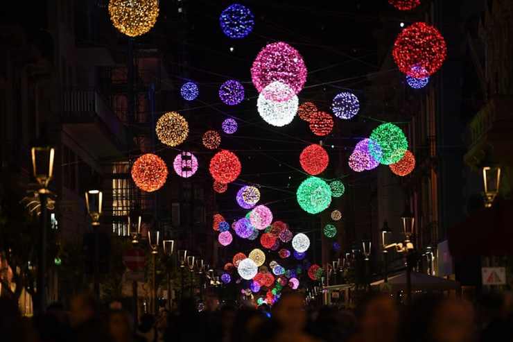 strada di sera con luci artistiche