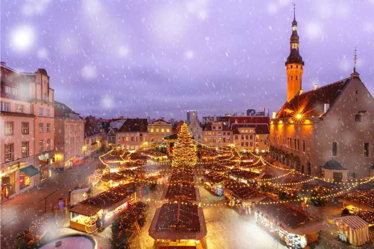 mercatino di Natale di sera con neve e luci