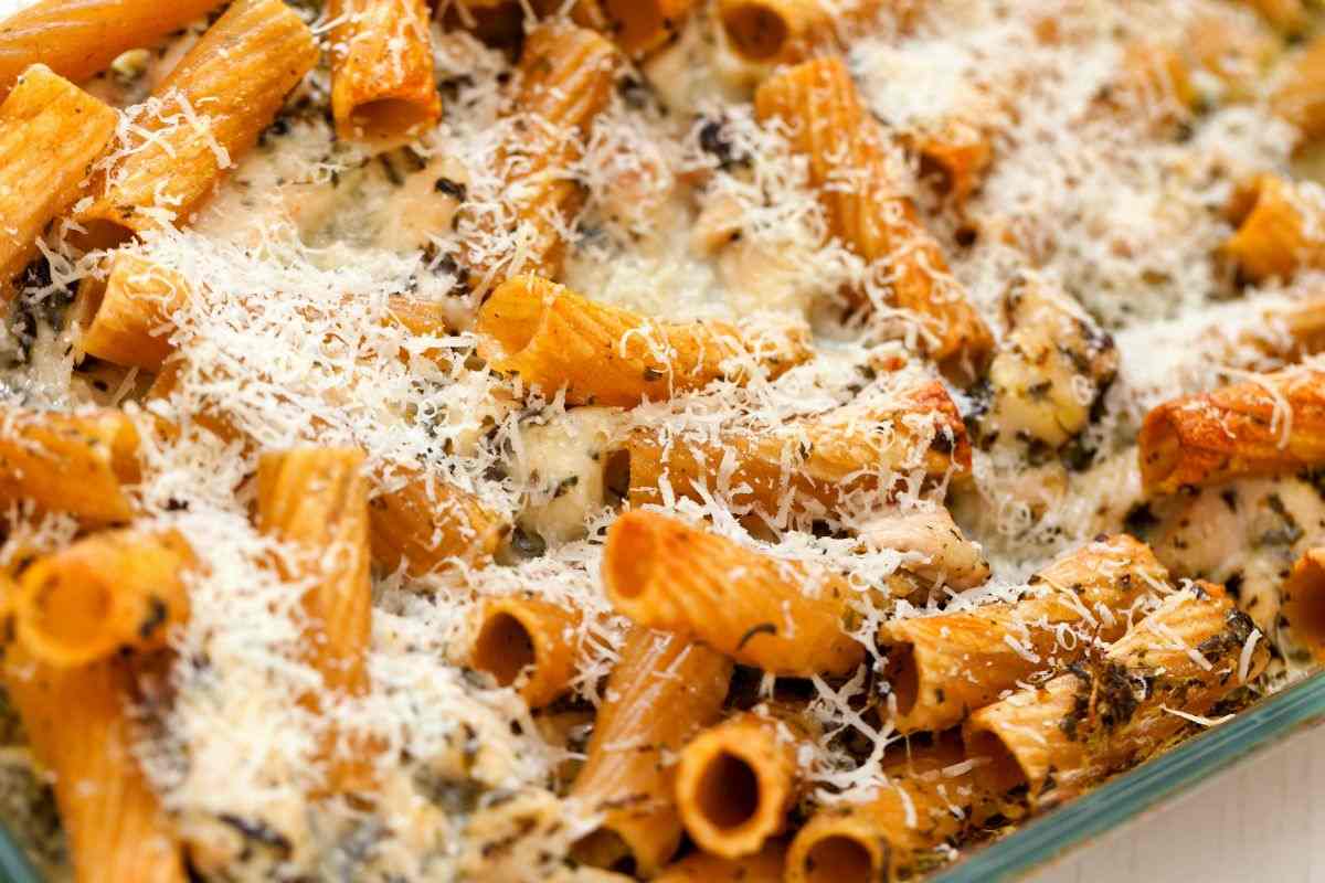 teglia di pasta al forno funghi e salsiccia