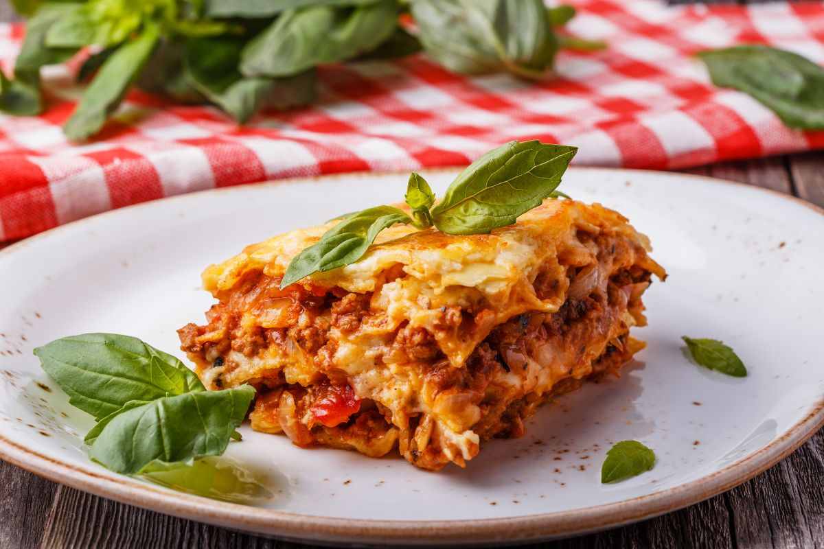 porzione di pasta al forno su un piatto bianco