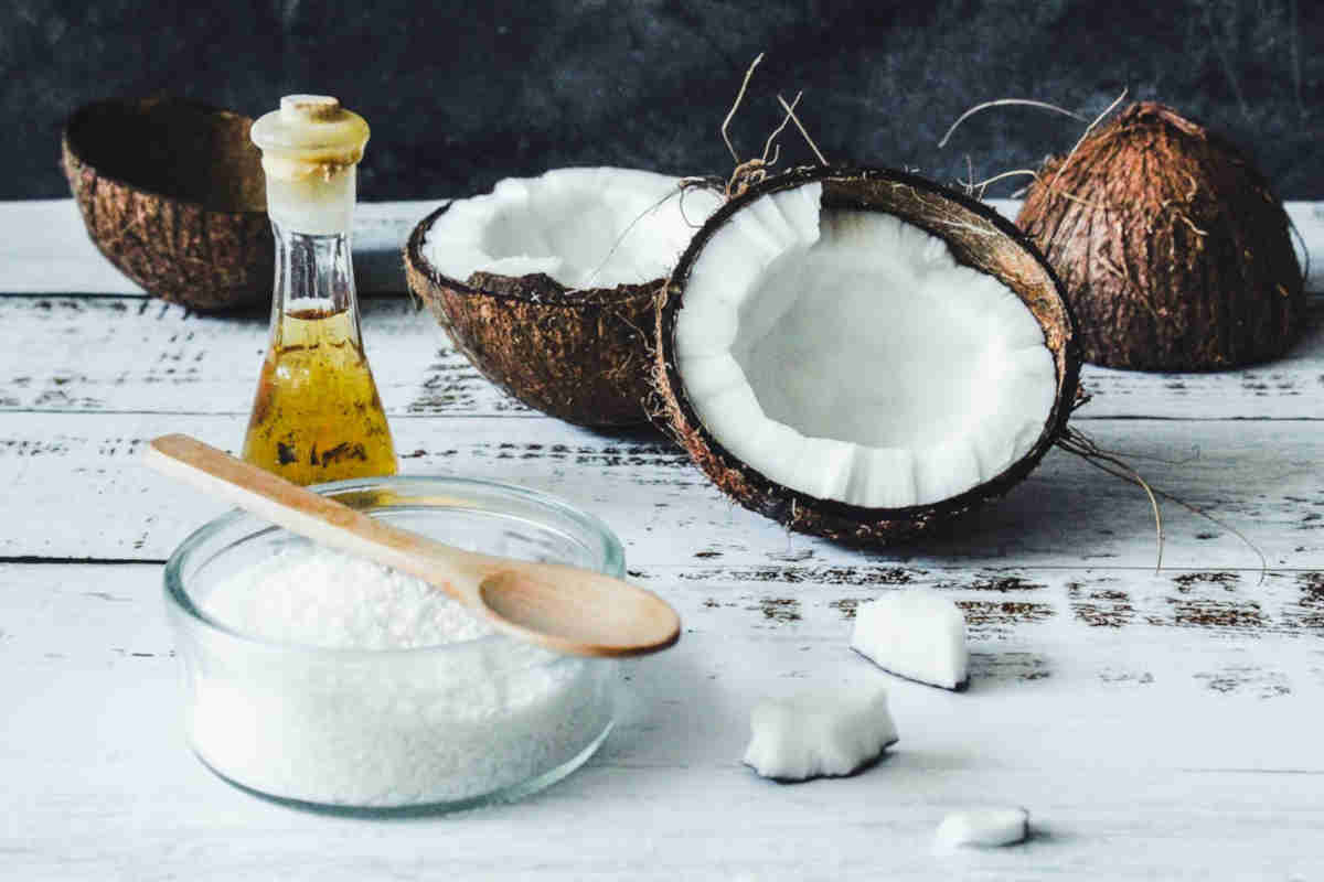 Olio di cocco per scrub contro peli incarniti