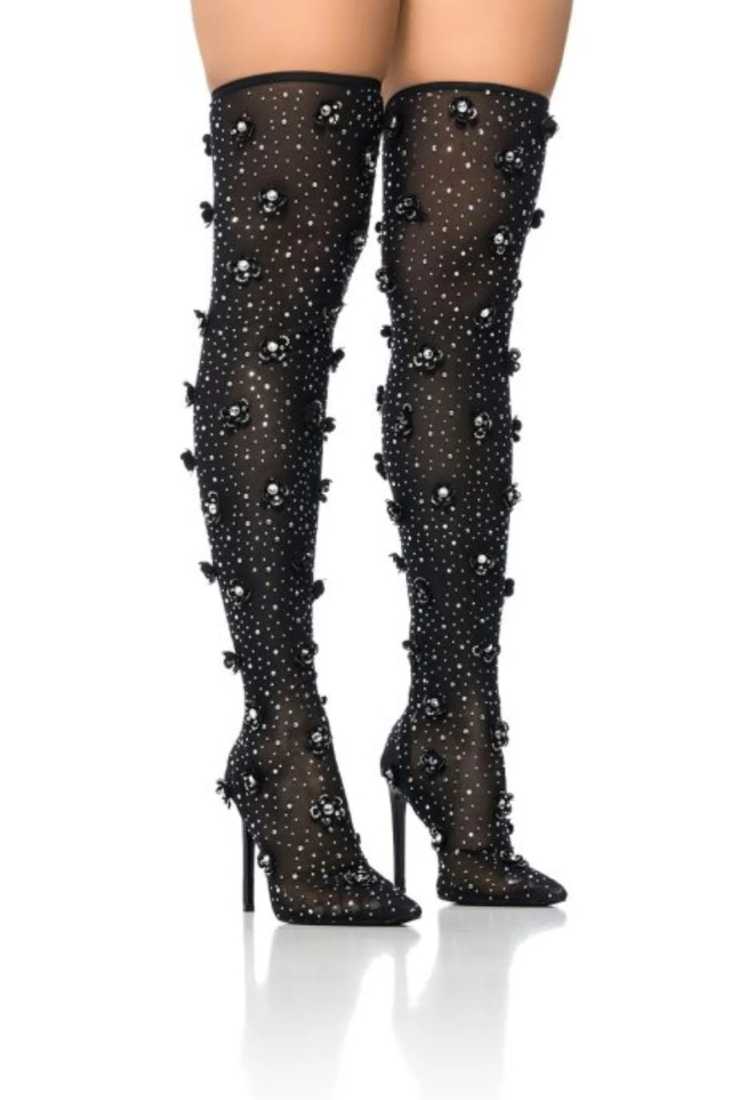 gambe modella con stivali cuissardes a rete con strass e motivi floreali