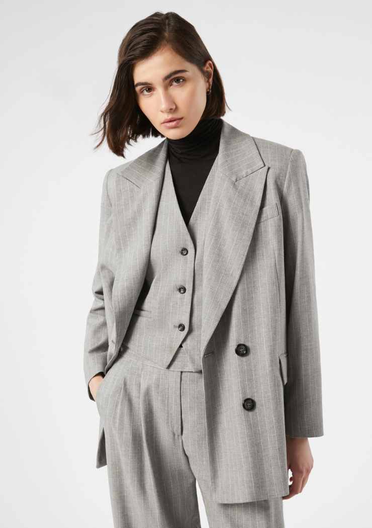 modella blazer grigio gessato con gilet