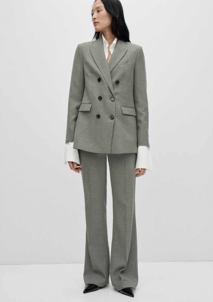 modella con tailleur pantalone grigio