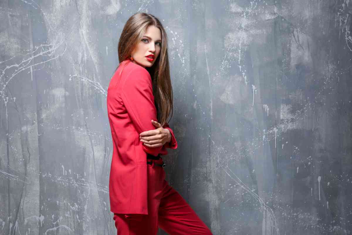 modella mora con tailleur pantalone rosso