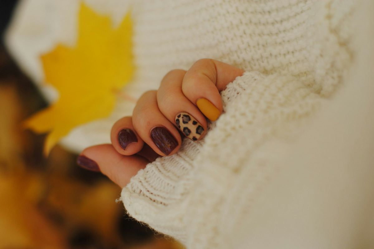 Una ragazza con delle unghie di colore marrone