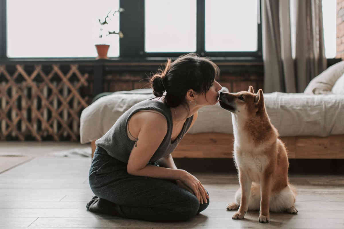 Donna felice con cagnolino