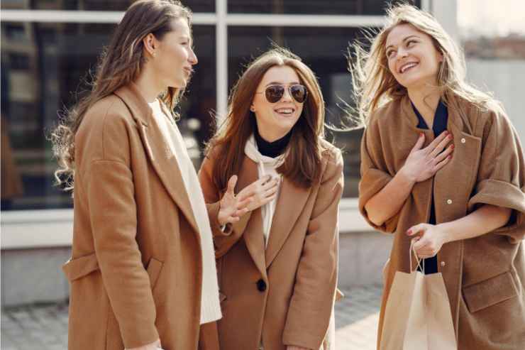 amiche che parlano in strada