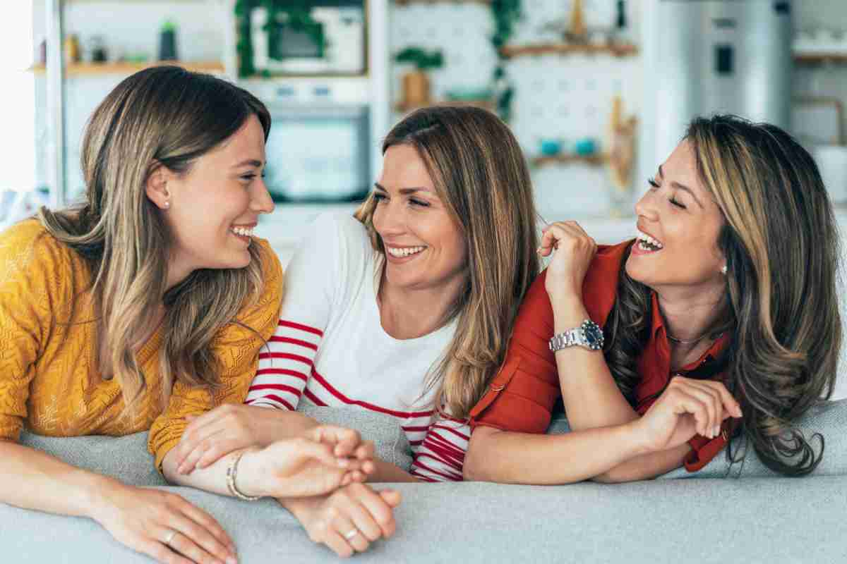 tre amiche che ridono amicizia al femminile