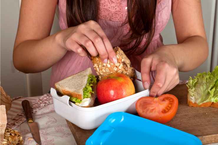 donna che prepara contenitore per il pranzo