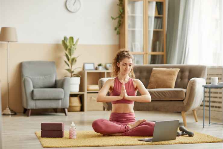 donna che fa yoga in casa