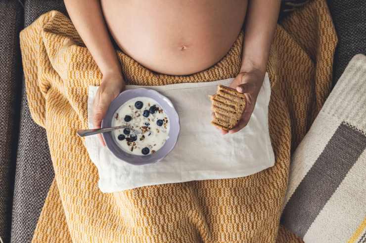 donna incinta che mangia