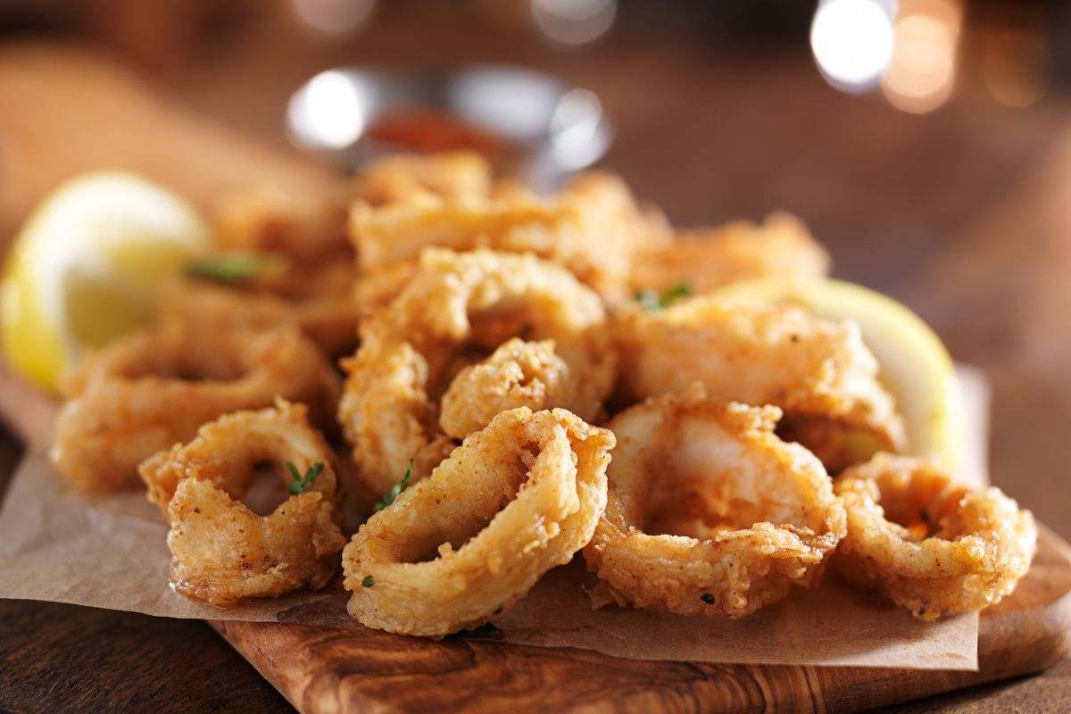 frittura di calamari su tagliere