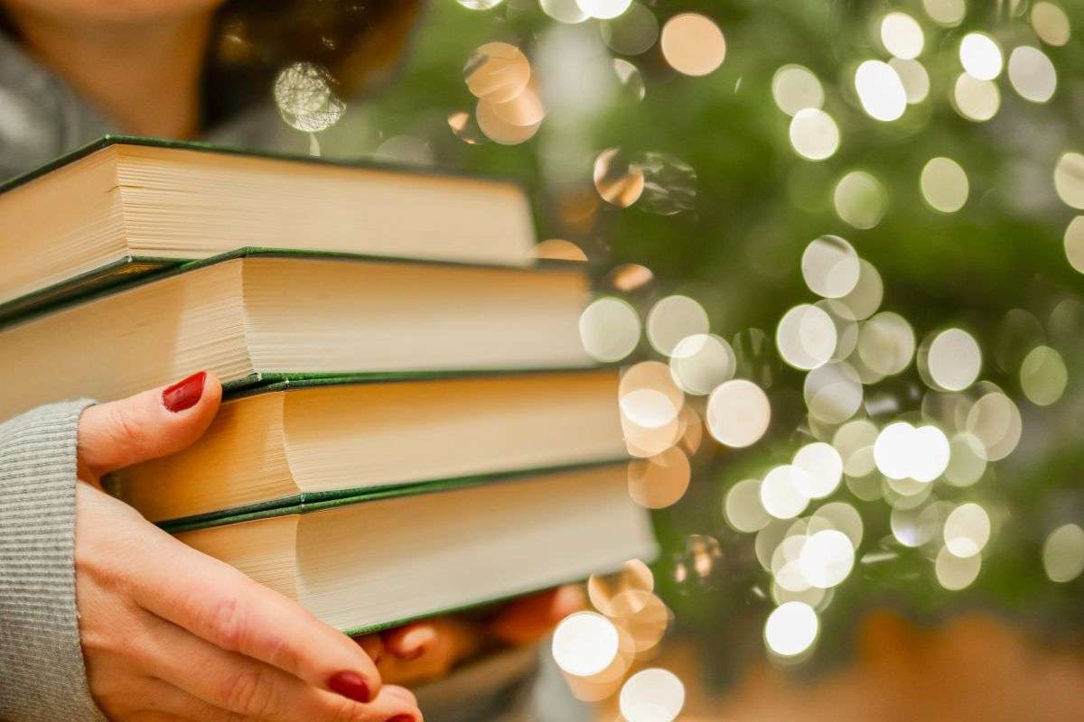 libro con sfondo albero di Natale