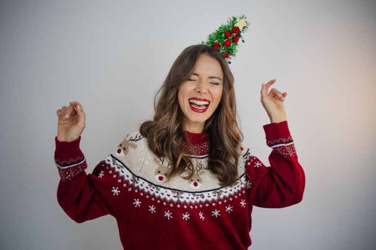 ragazza con maglione natalizio