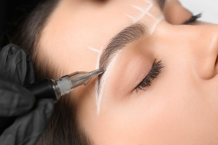 ragazza che effettua microblading