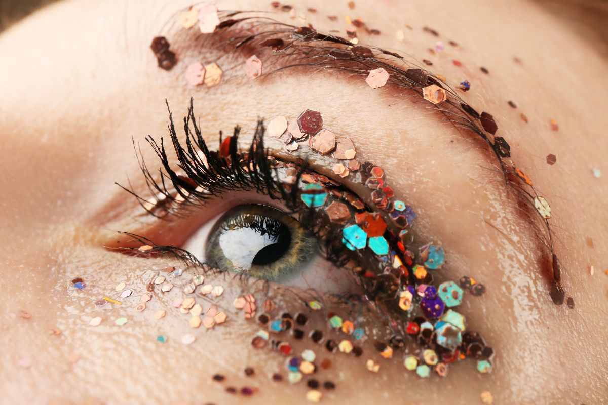 occhio con make up glitterato