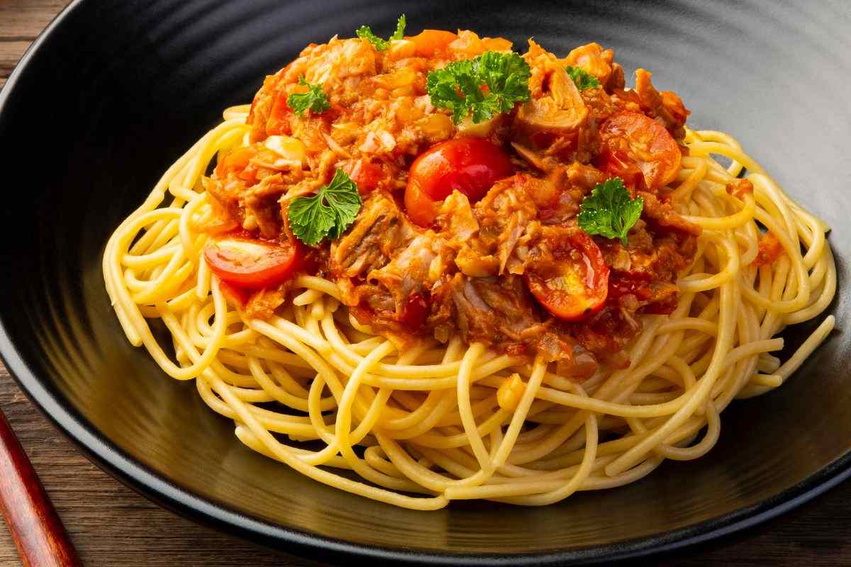 piatto di pasta con sugo di tonno