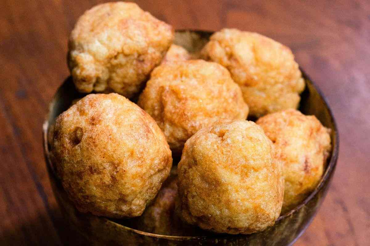 ciotola di polpette di pane e scamorza