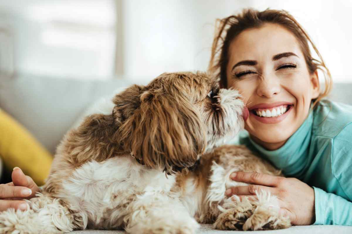 Bonus animali domestici, una ragazza sorridente con il suo cane