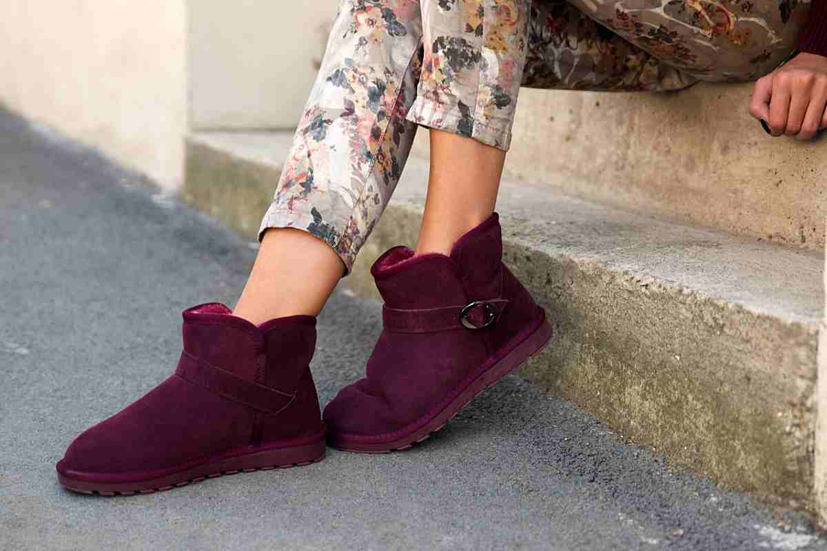 Idea di come abbinare gli ugg mini con pantaloni fantasia floreale