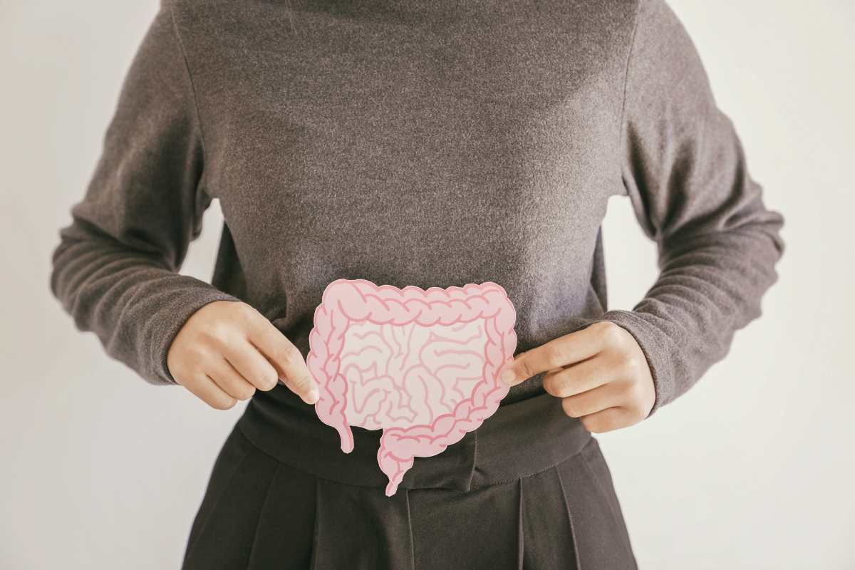 Donna con un disegno di intestino tra le mani, simbolo metodo Adamski 