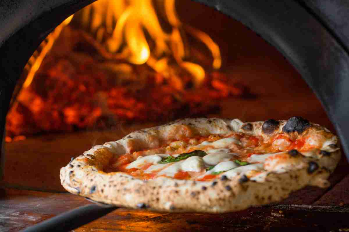 Pizza in forno a legna per celebrare il World Pizza Day 