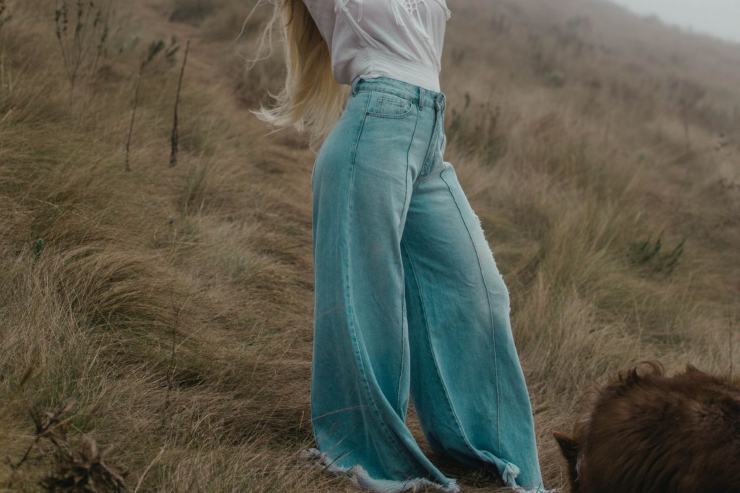 ragazza in posa con jeans larghi