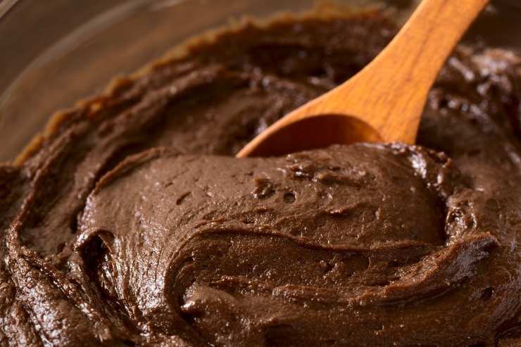 impasto al cacao con mestolo di legno