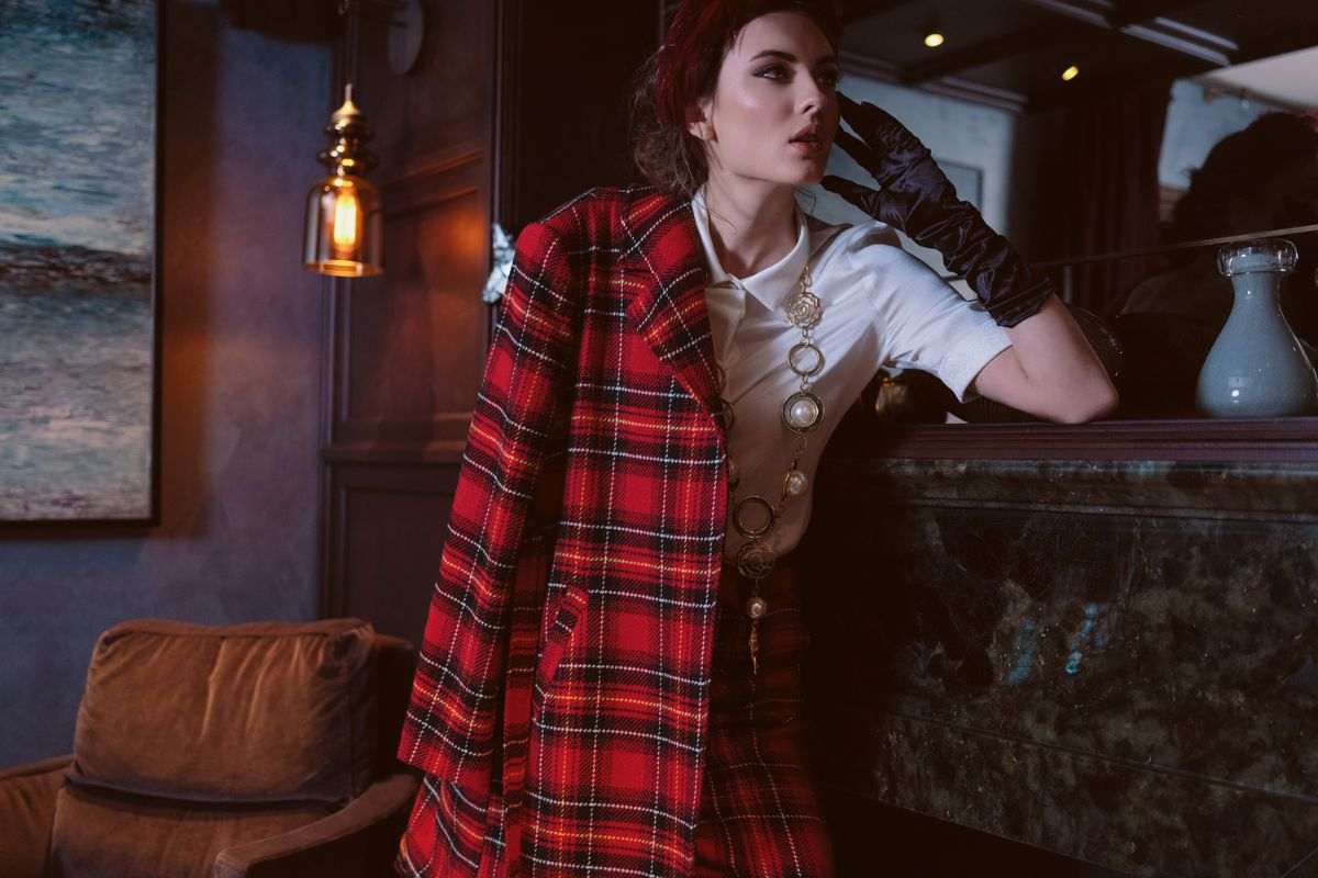 ragazza con total look tartan