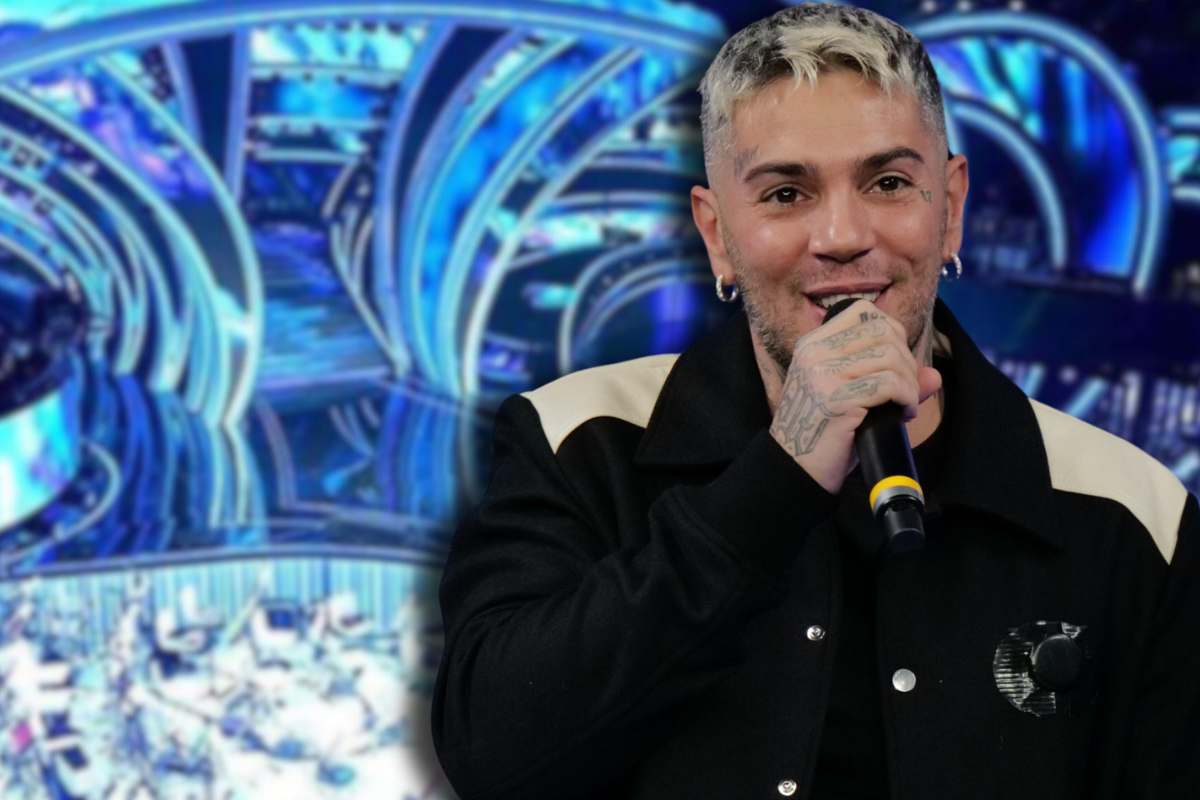 Emis Killa col palco di Sanremo nello sfondo