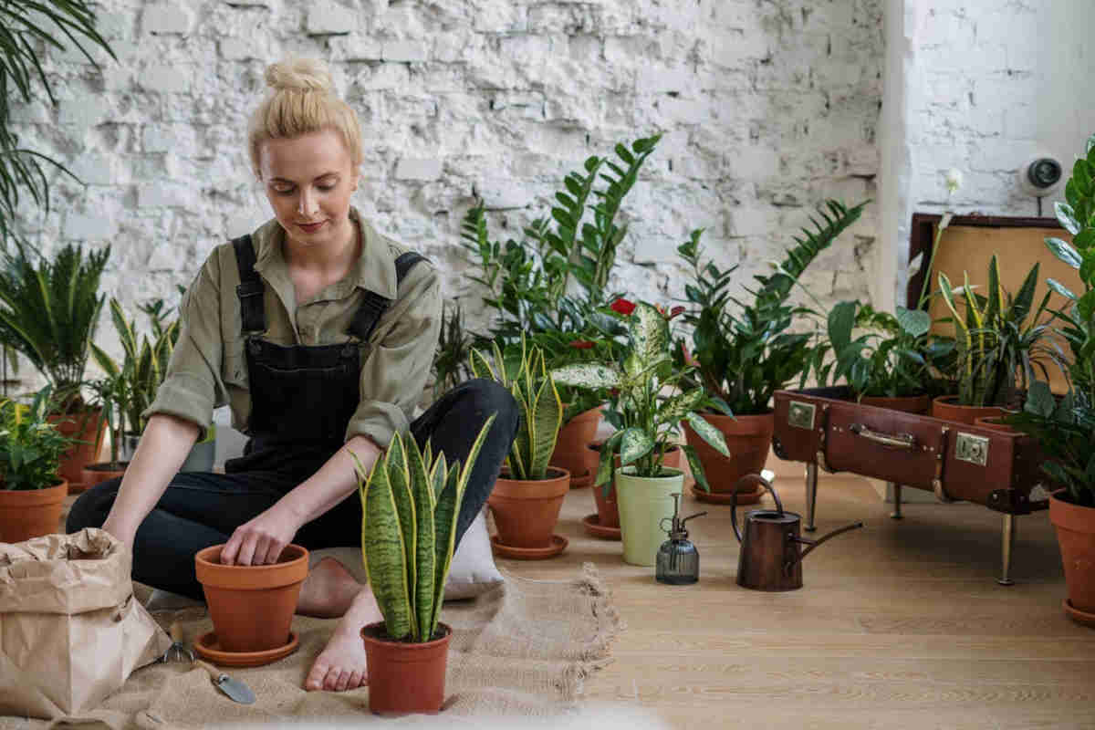 Ragazza che fa giardinaggio