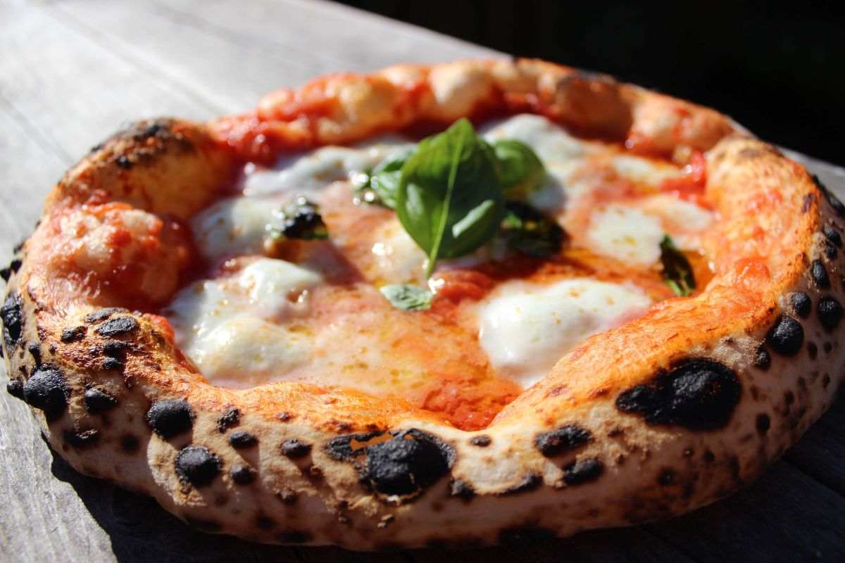 pizza napoletana su tavolo