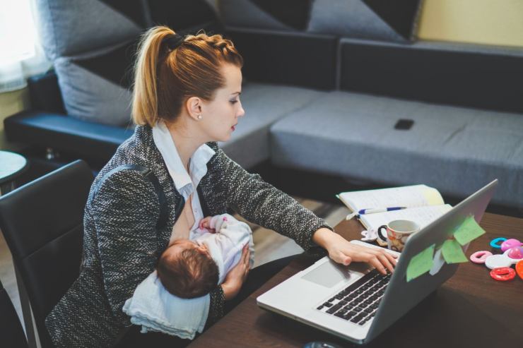 mamma con bambino che lavora al pc