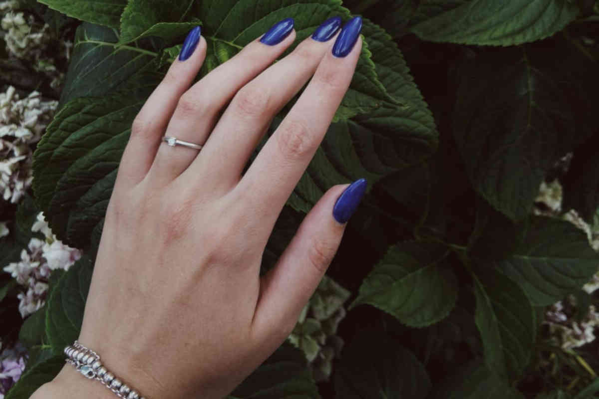 Manicure scura, unghie blu notte