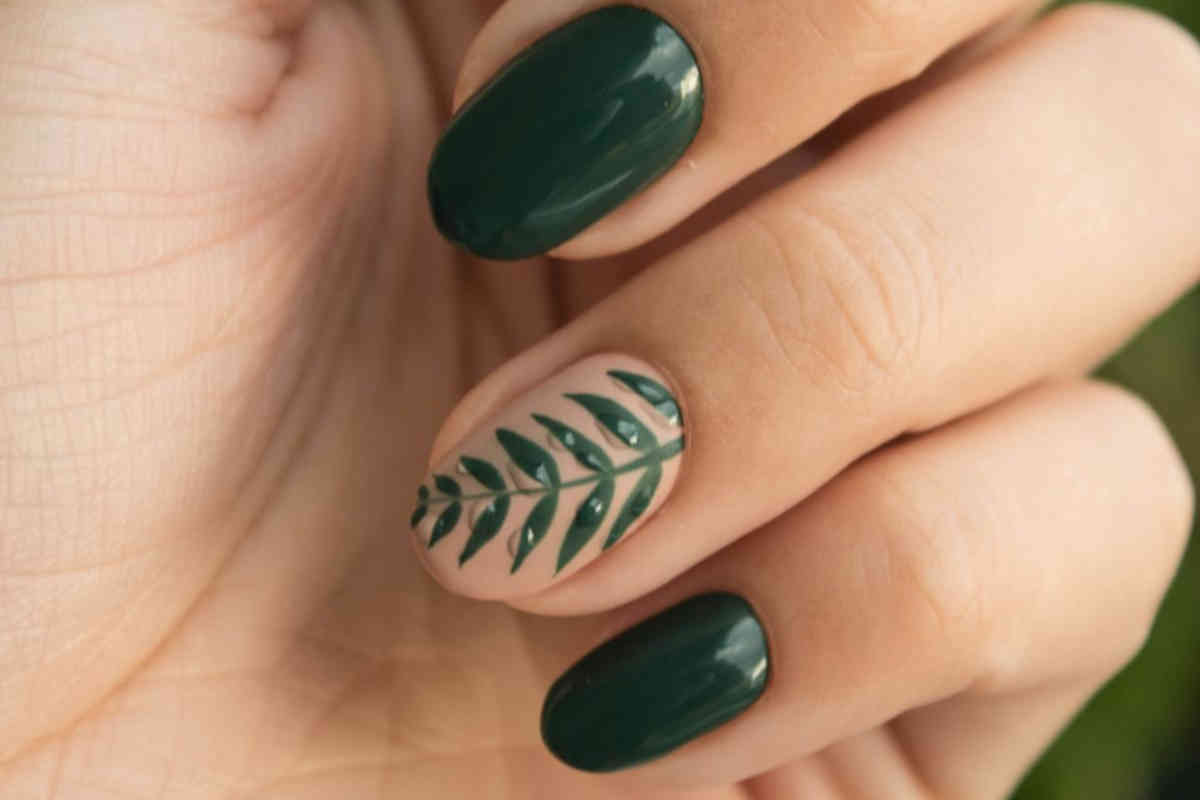 Manicure scura, unghie verde scuro