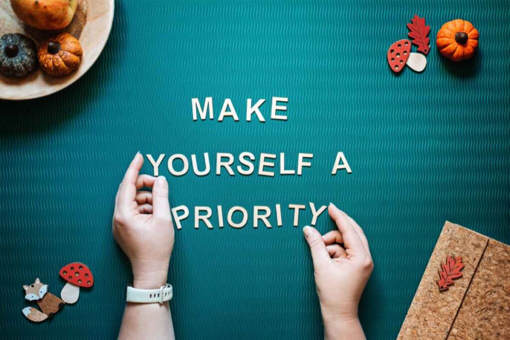 Tavola verde con scritto Make yourself a priority