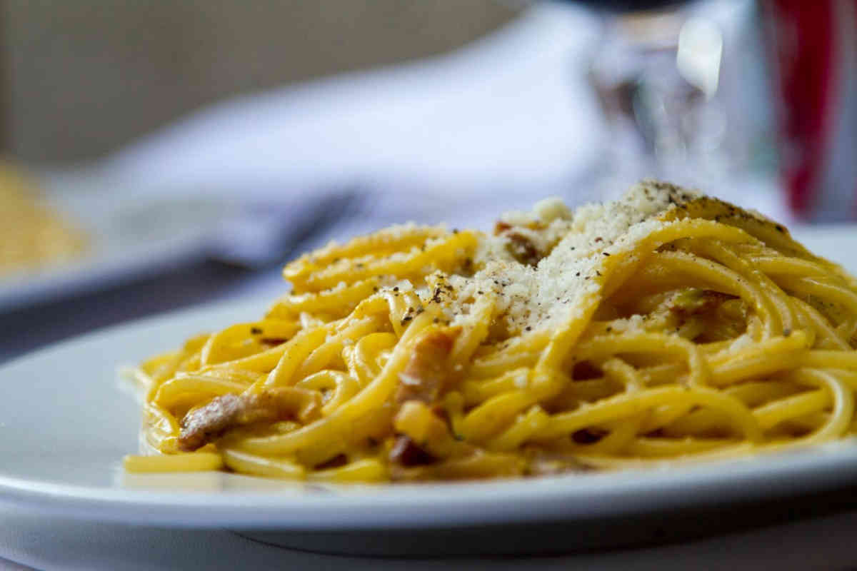 Primo piano di spaghetti alla carbonara