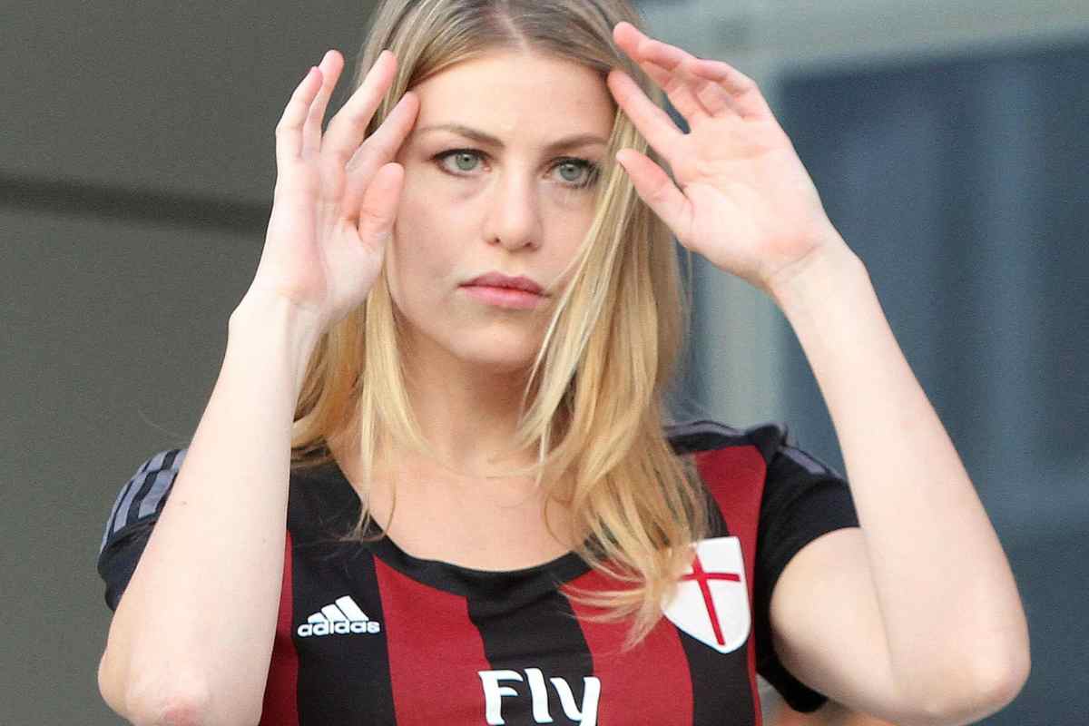 Barbara Berlusconi con la maglia del Milan