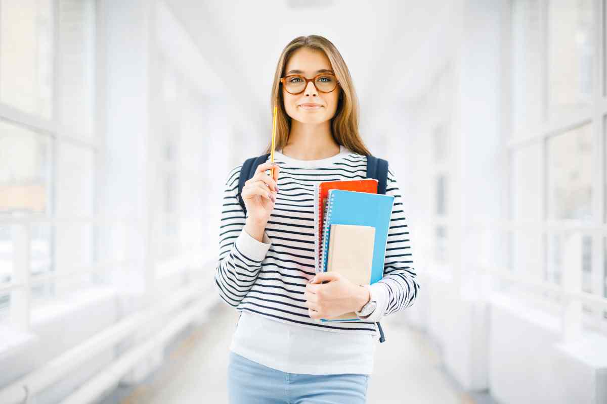 studentessa universitaria con libri in mano