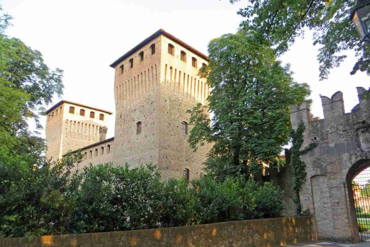 L'elicottero caduto nel Parmense è precipitato all'interno della proprietà del castello di Castelguelfo, maniero medievale lungo la via Emilia, nel territorio del comune di Noceto. Il castello appartiene alla famiglia Rovagnati, qui è morto Lorenzo Rovagnati