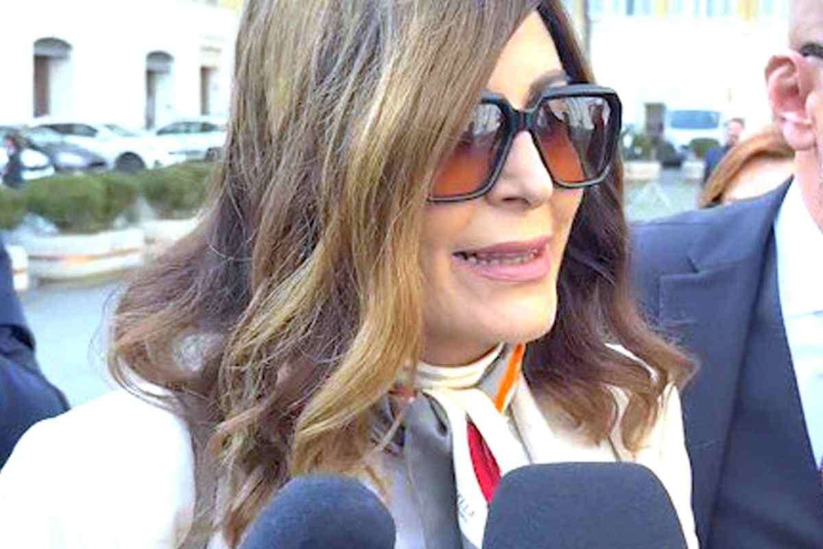 Daniela Santanchè arriva a Montecitorio per la mozione di sfiducia 