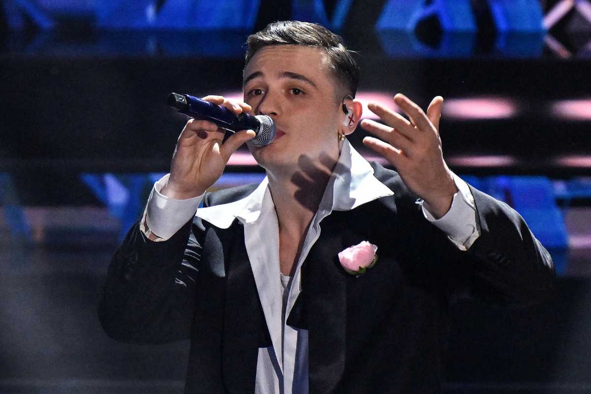 Olly sul palco di Sanremo 2023